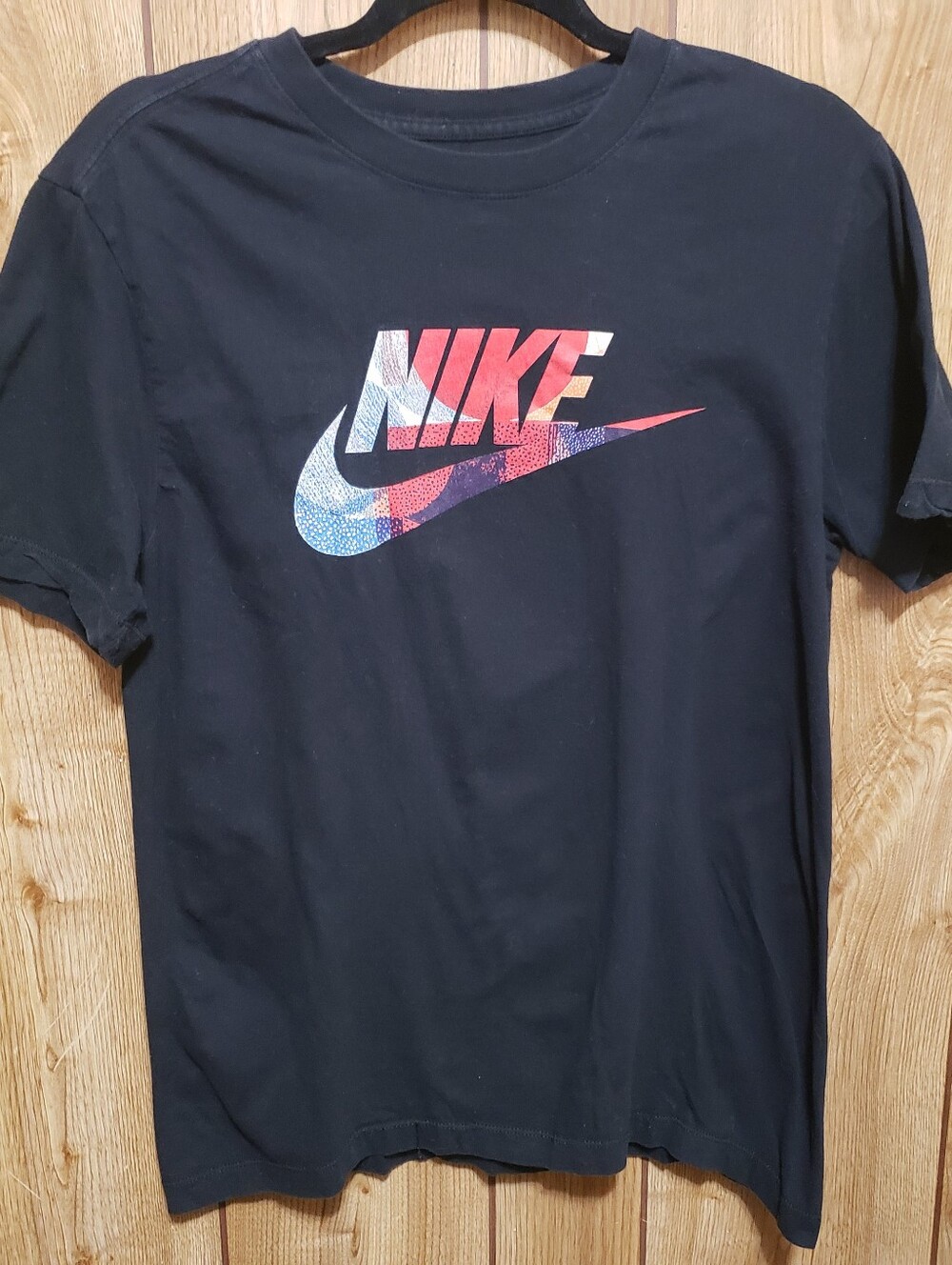 The Nike Tee Graphic Logo Sz Sm Black Tee 100% Cotton Sustainable Activewear